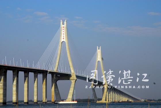 雄偉的湛江海灣大橋