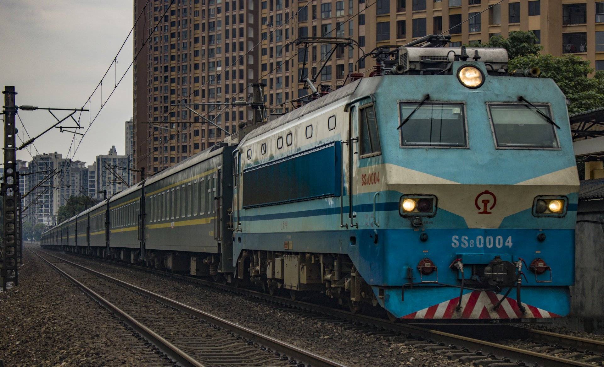 上局滬段SS8型0004號機車牽引K810沿京廣鐵路通過株洲白石港
