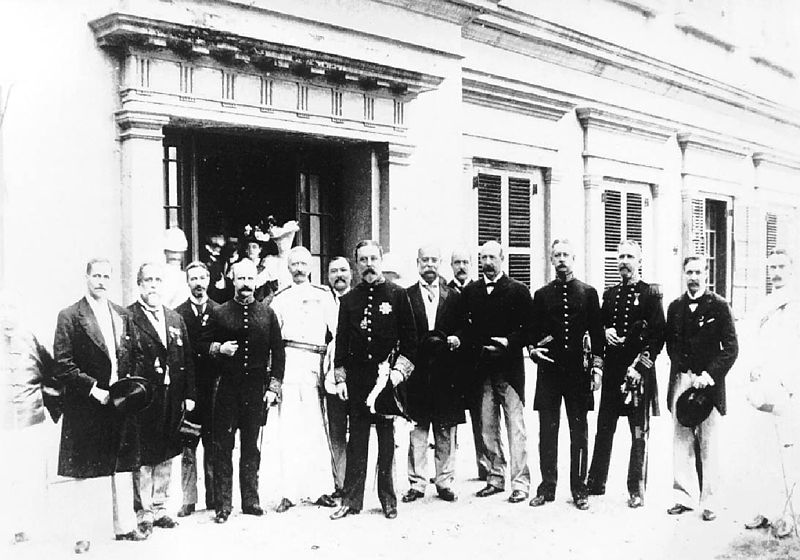 遮打（左八）1897年與總督及立法局議員合影