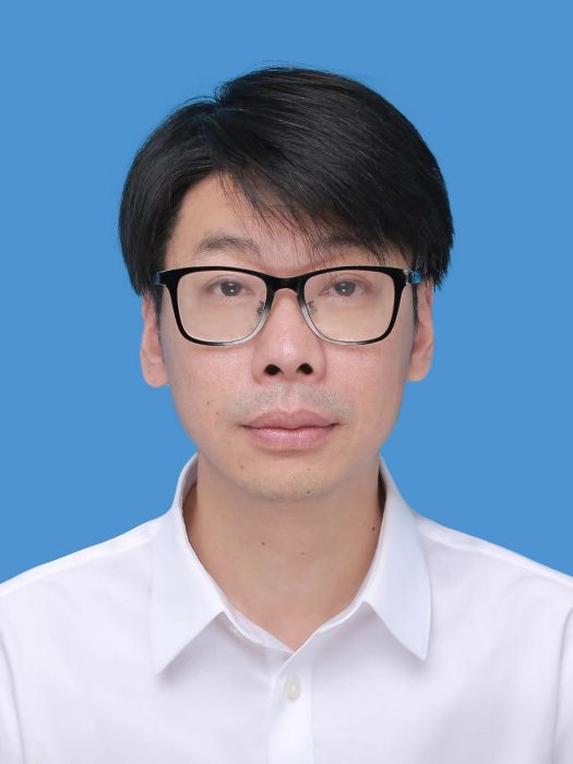 何振華(四川省文物局黨組成員、副局長) 何振華(四川省文物局黨組成員、副局長)