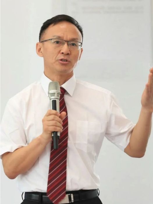 包強平(廣東省深圳市藝術高中黨支部書記、校長) 包強平(廣東省深圳市藝術高中黨支部書記、校長)