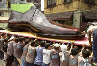 菲律賓造出巨型皮鞋