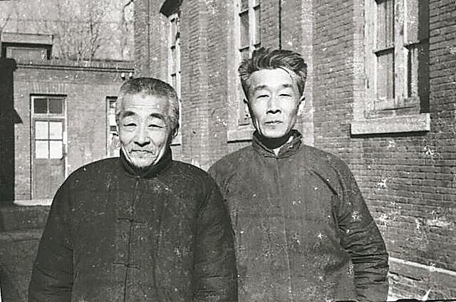 1970年代，周祜昌（左）與弟弟周汝昌在北京合影。