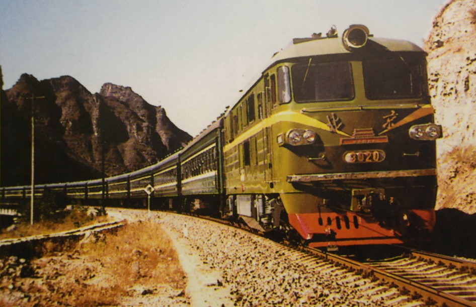 北京型3020號機車牽引旅客列車運行在京原鐵路