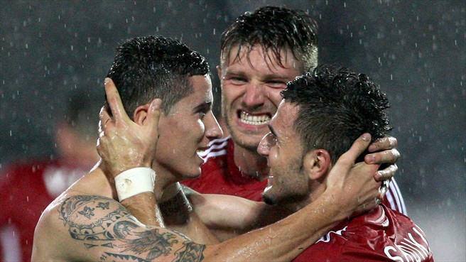 阿爾巴尼亞球員慶祝羅什（左）上半場進球