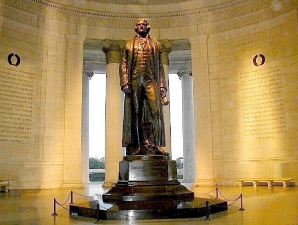 傑斐遜紀念堂內的高大雕像
