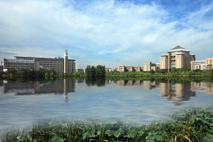沁湖(武漢科技大學校內景觀)