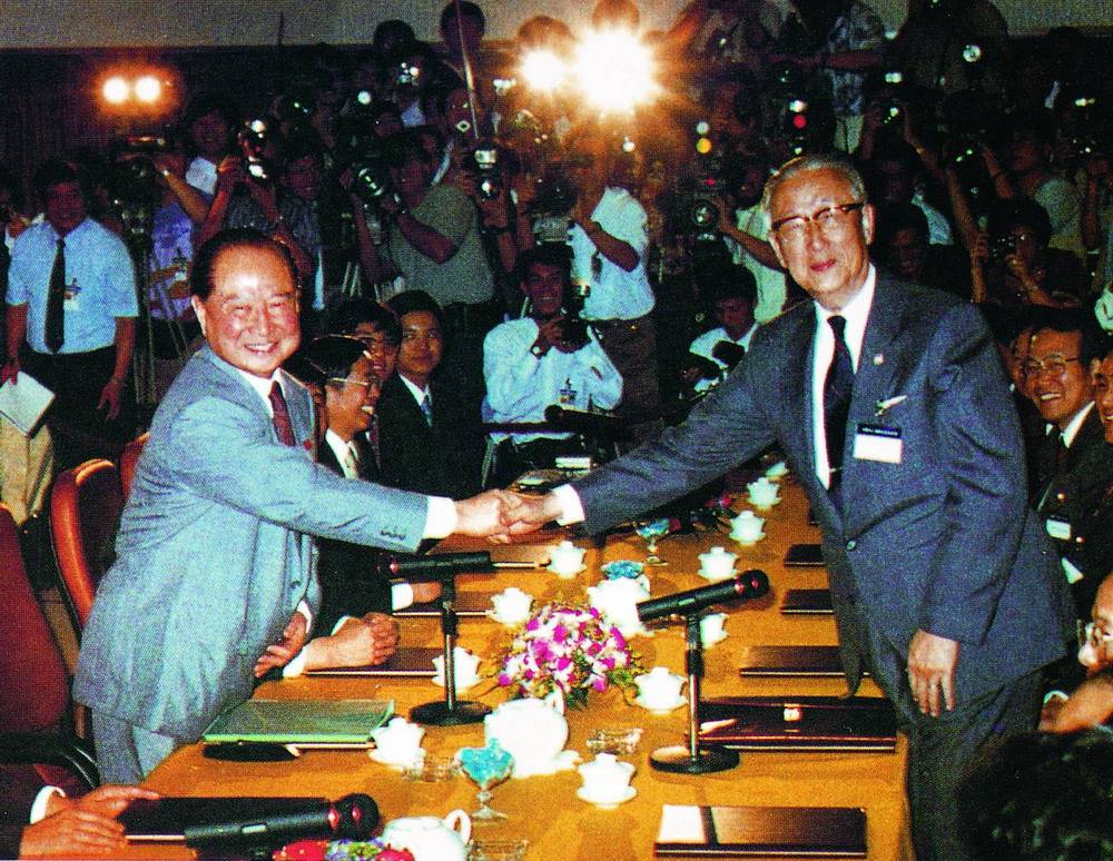 1993年4月汪辜會談前汪道涵與辜振甫握手