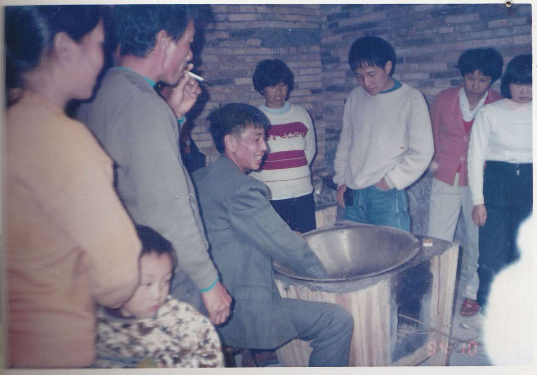 雷祖松在百丈上林村指導土製茶鍋加工茶葉