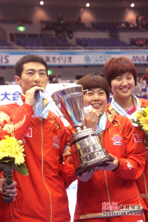 2009年世乒賽獲混雙冠軍，與曹臻捧杯