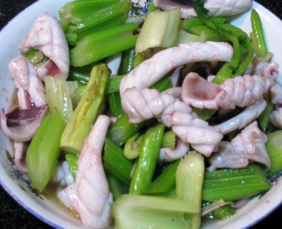 炒魷魚卷芹菜
