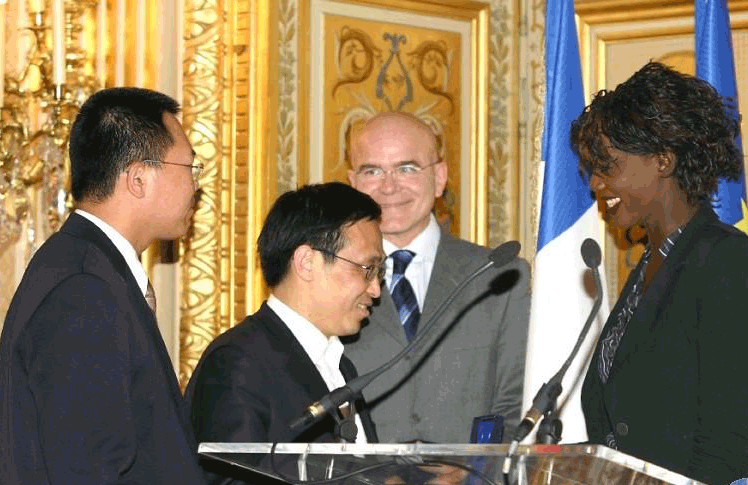 李勁松(左二)在法國年度人權獎頒獎典禮