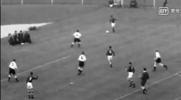 1953年對英格蘭隊拉球過人破門