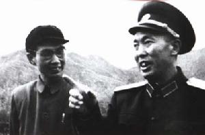 賀龍元帥給西藏軍區政治委員譚冠三授銜授勳
