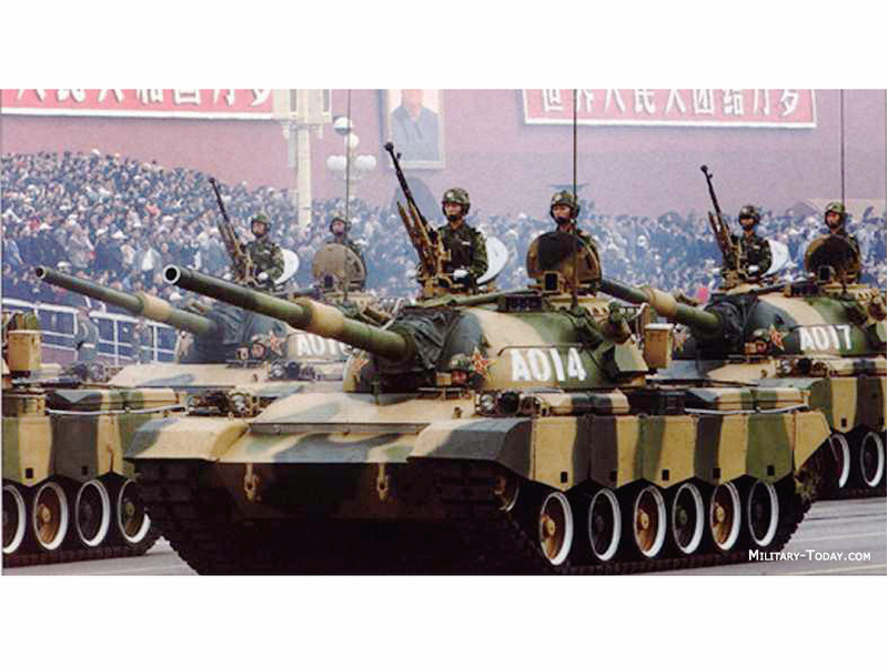 80式主戰坦克參加國慶閱兵