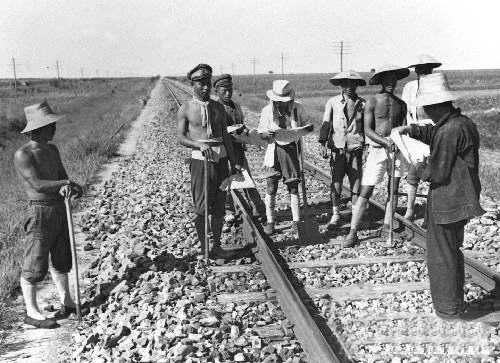 武工隊在津浦線上，向鐵路工人介紹抗日政策