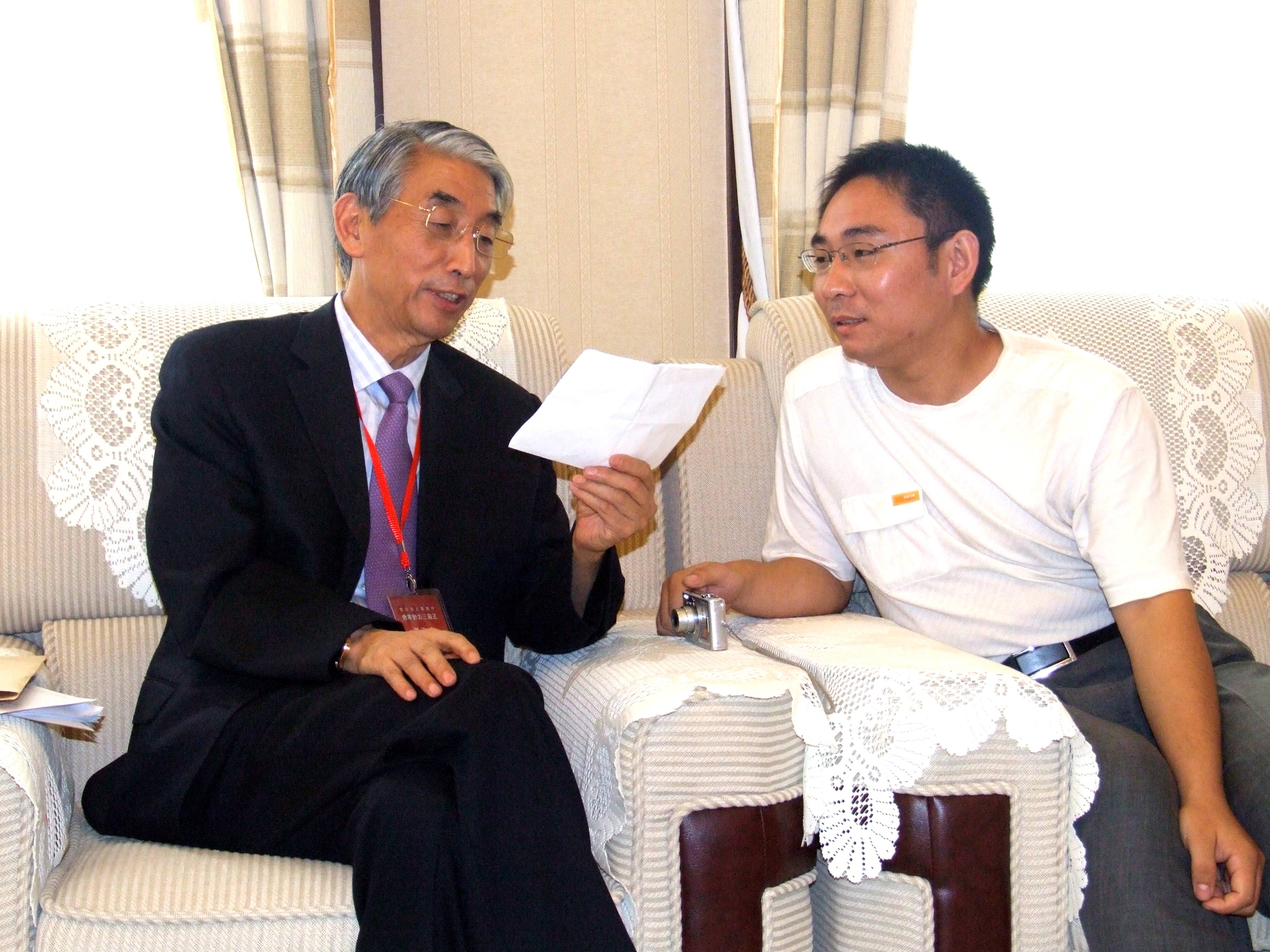 樊利傑在採訪中國書協主席張海