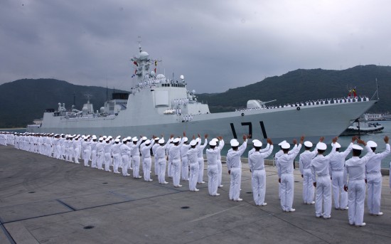 海軍人員列隊告別護航艦艇編隊