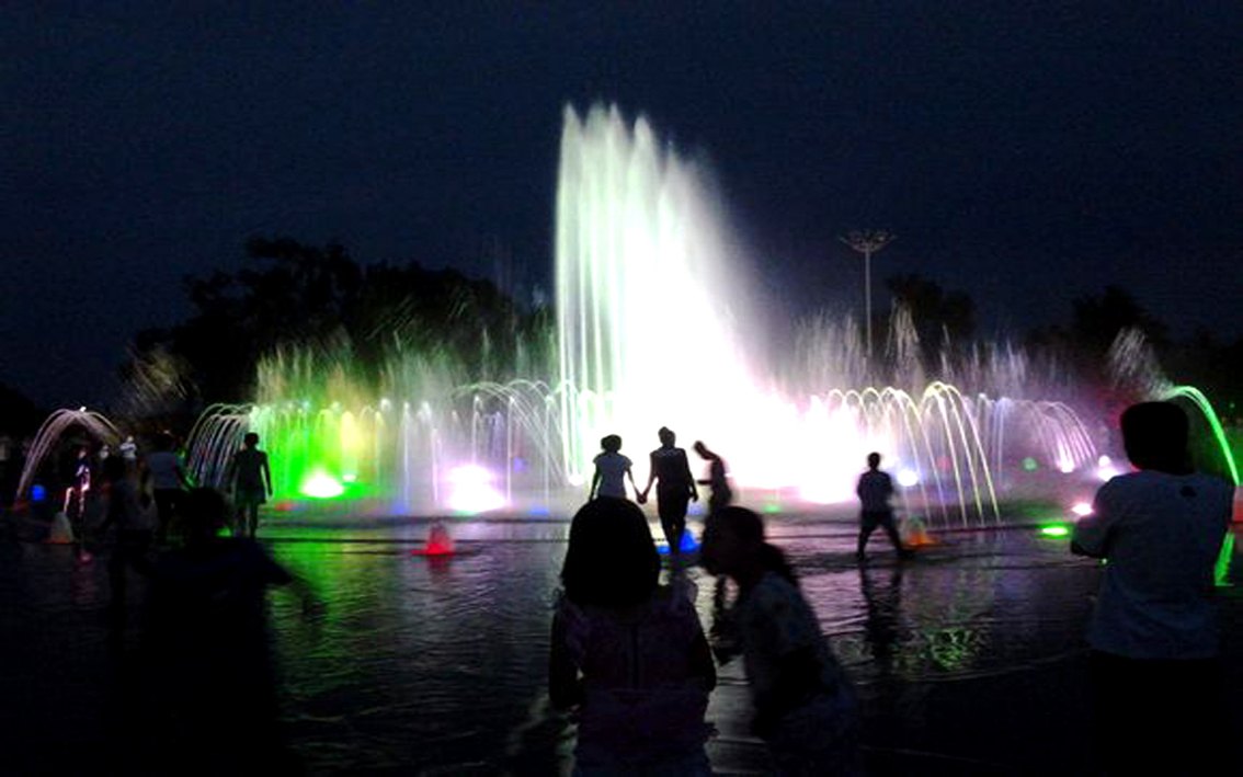 五光十色的名仕廣場高射噴泉