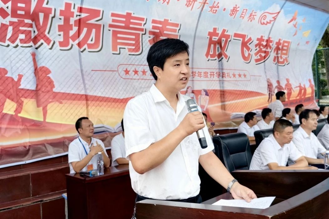 沈輝(安陸市第二高級中學校長) 沈輝(安陸市第二高級中學校長)