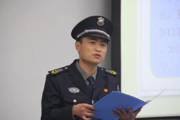 許文龍(北京大學保全,因自學英語和完成本科學歷受關注) 許文龍(北京大學保全,因自學英語和完成本科學歷受關注)
