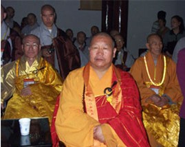 老和尚弟子覺明法師（前一）與韓國僧眾照片