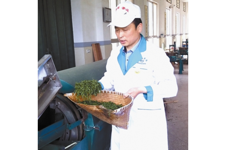 周其鵬(商城縣其鵬有機名茶廠董事長) 周其鵬(商城縣其鵬有機名茶廠董事長)
