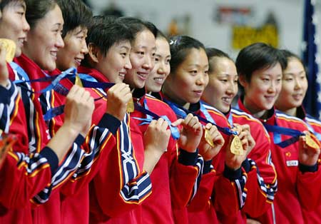中國女排隊員奪冠 姑娘們喜捧金牌.