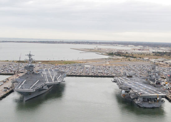 美國海軍展示世界上最大的戰艦基地航拍圖