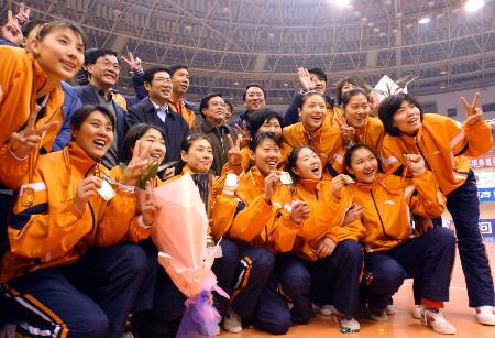 女排聯賽天津三連冠 賽後合影慶祝勝利