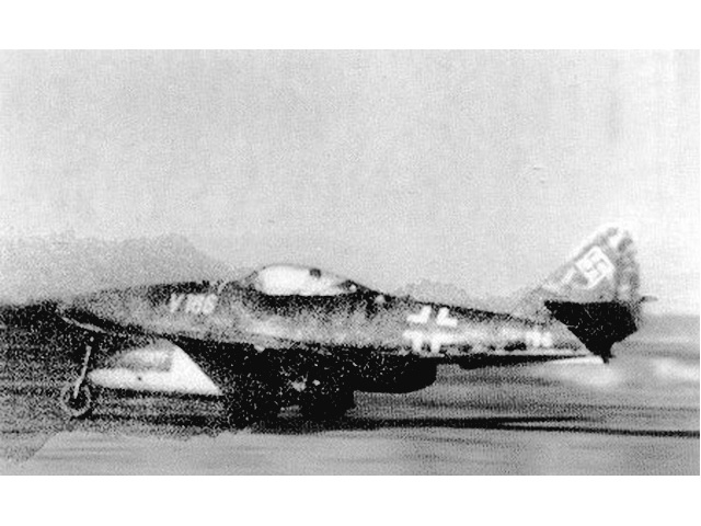 Me 262C-1a截擊機在火箭發動機的推動下起飛