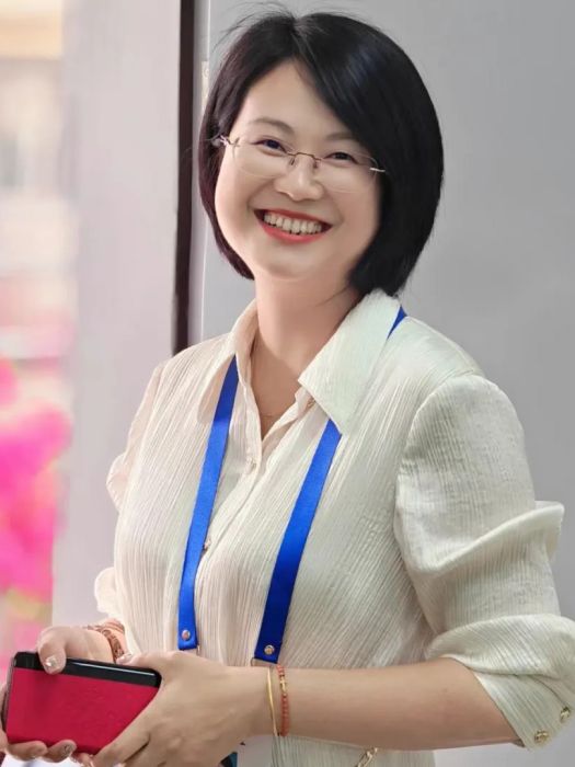 黃健華(深圳市寶安中學外國語學校(集團)副校長,兼任深圳市寶安中學外國語學校(集團)新蕾國小校長) 黃健華(深圳市寶安中學外國語學校(集團)副校長,兼任深圳市寶安中學外國語學校(集團)新蕾國小校長)