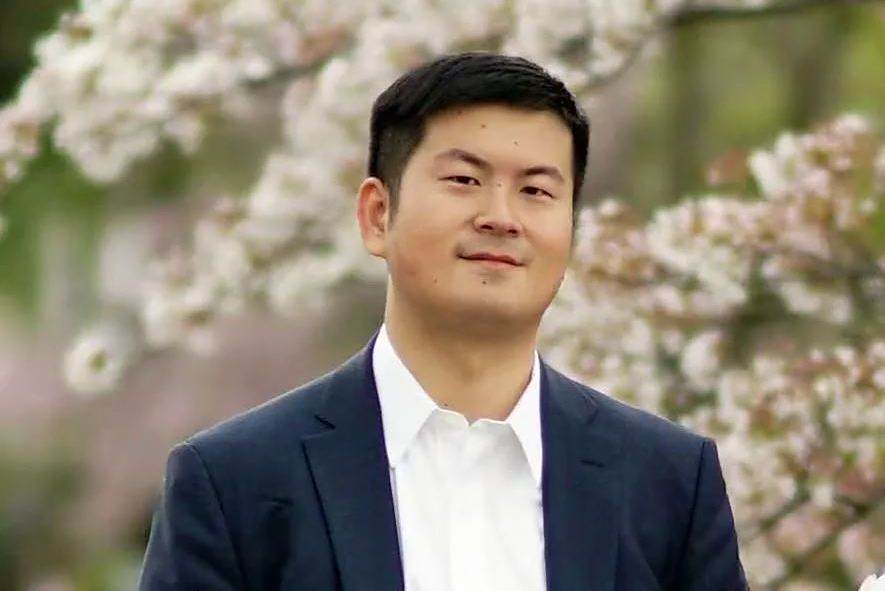 周昊(中國作家、律師,代表作品《金手銬》《清醒夢》) 周昊(中國作家、律師,代表作品《金手銬》《清醒夢》)