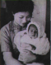 剛出生蕭芳芳與媽媽
