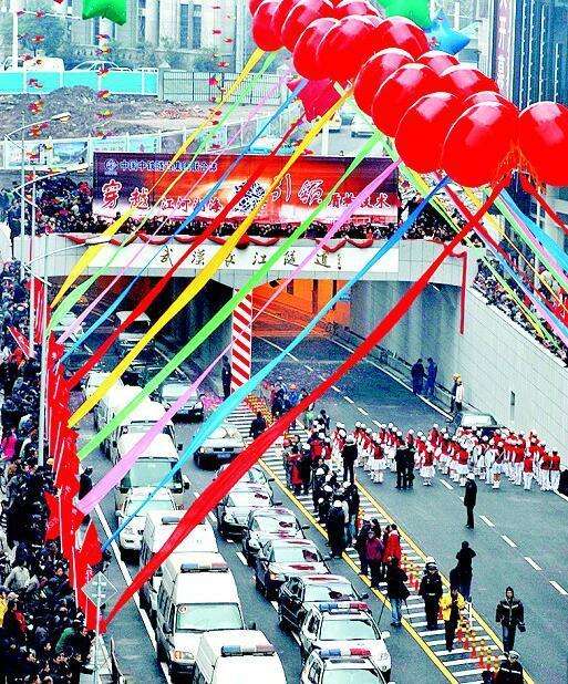 2008年12月28日，武漢長江隧道通車運行