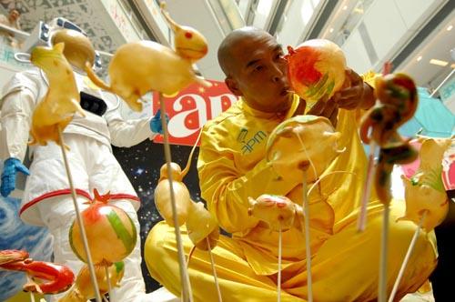 民間藝人馬青旺在香港表演吹糖藝術