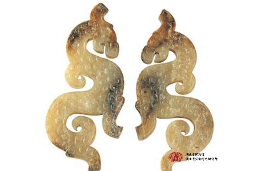 龍形玉佩(湖北省博物館藏品) 龍形玉佩(湖北省博物館藏品)