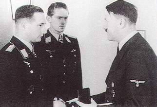戈洛布從希特勒手中接過了橡葉騎士勳章