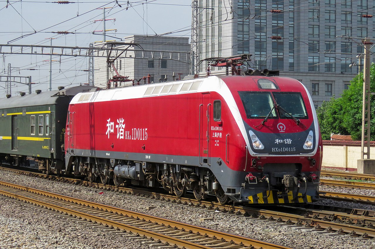 和諧1D型0115號機車牽引T110次列車通過豐臺南信號
