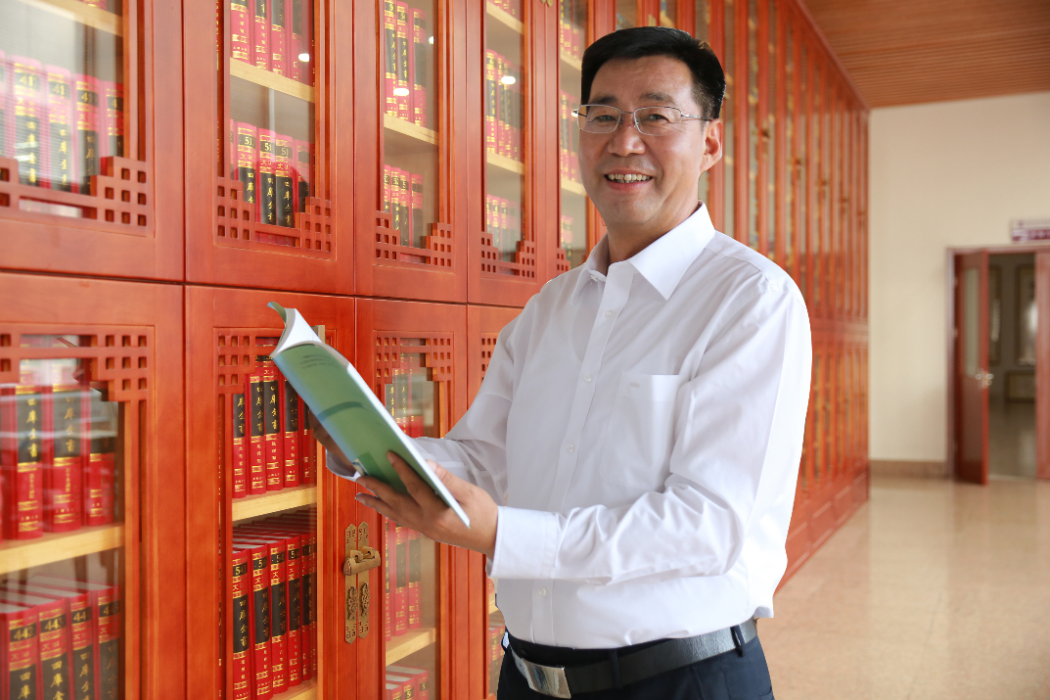顧愛軍(江蘇省新海高級中學黨委書記、校長) 顧愛軍(江蘇省新海高級中學黨委書記、校長)