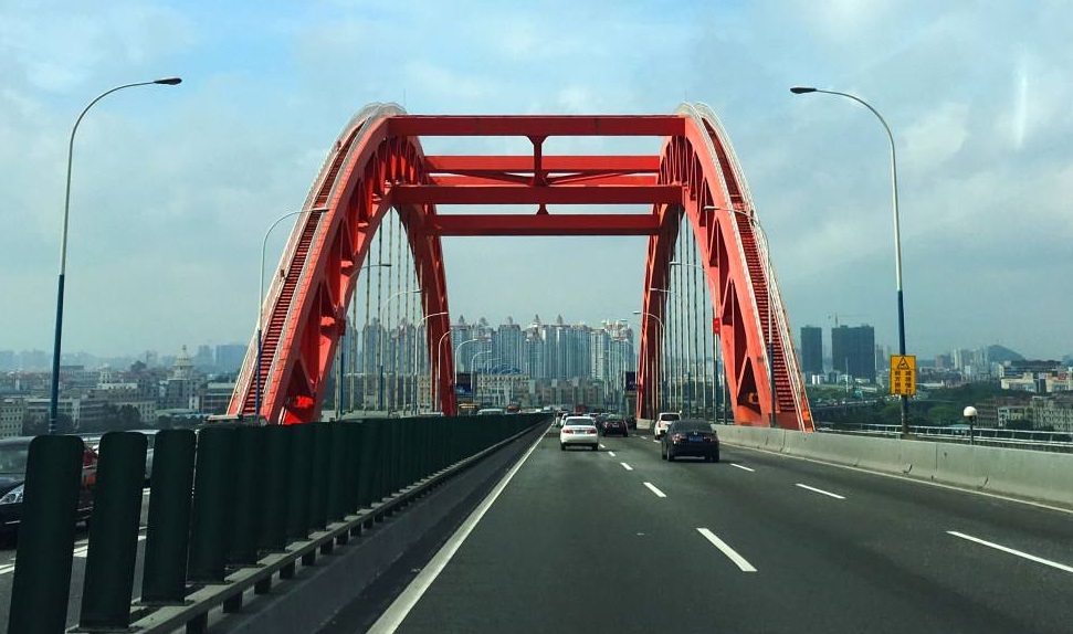 新光大橋路面採用城市快速路標準設計
