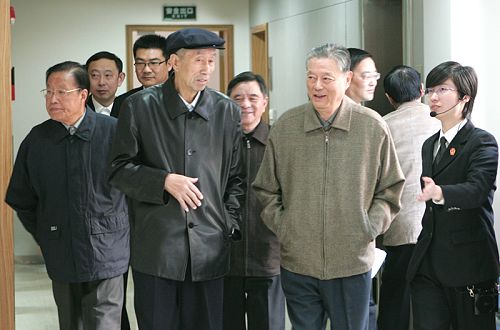 華聯奎（右二）