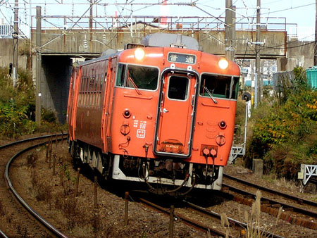 一列行駛在奧羽本線上的日本國鐵40系柴聯車