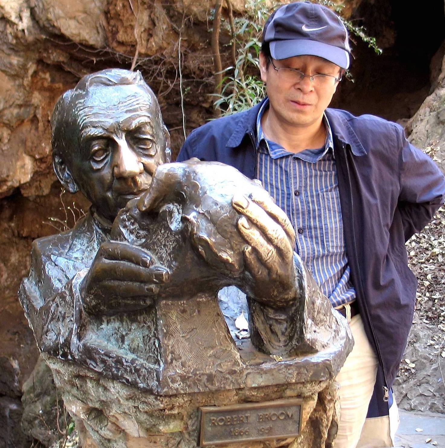 在南非發現非洲南方古猿的布魯姆教授雕塑前
