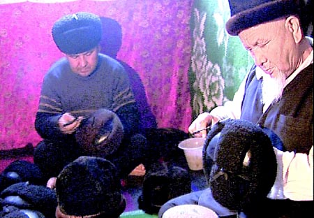 沙雅縣民間藝人製作卡拉庫爾胎羔皮帽