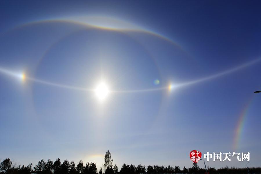 白虹貫日是一種發生在晴朗寒冷天氣中的大氣折射現象