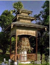 八莫獨特的佛寺座鐘