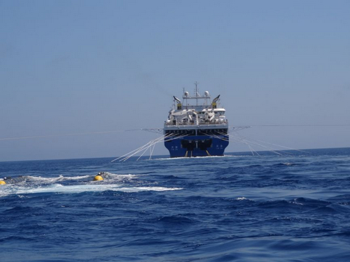 進行拖纜作業的海洋石油720深水物探船