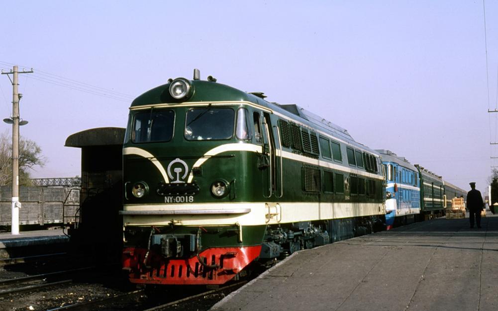 NY7型0018號機車與北京型機車重聯牽引旅客列車