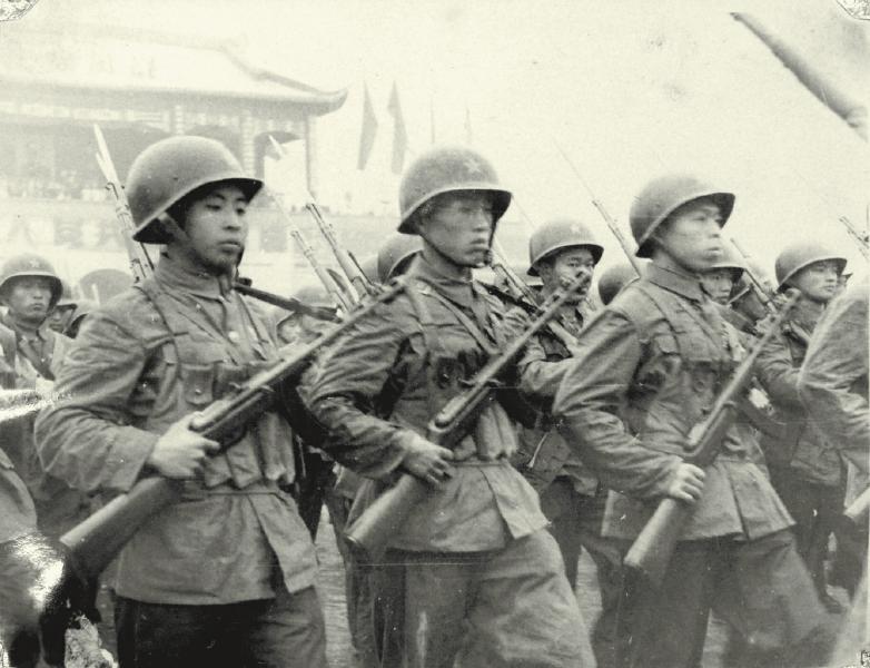 國慶閱兵裝備的50式衝鋒鎗